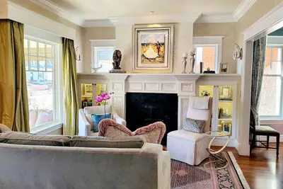 Image de Luxury Home w Office, Gourmet Kitchen, Yoga Studio, & Beautiful Outdoor Spaces