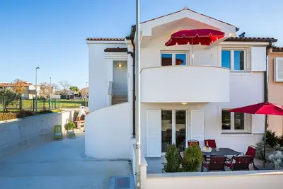 Image de New, modern, comfortable vacation home, located directly on the beach