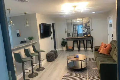 Image de The Chic Getaway: 2bd/1ba Q Beds w/ Smart TVs