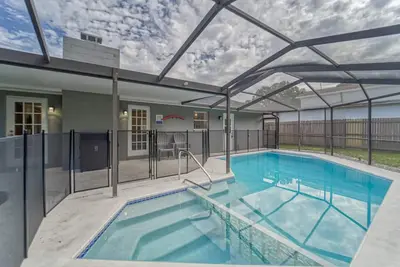 Image de Eclectic Oasis | Pool + Air Hockey | Lake View