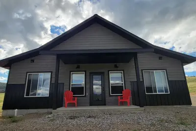 Image de Beautiful brand new house with breathtaking Shining Mountain views.