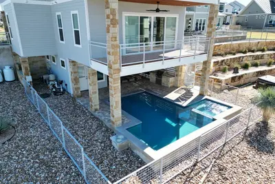 Image de Shenanigans New Large  home steps from the water. Heated Pool hot tub boat slip