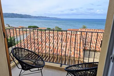 Image de Mini villa moderne avec terrasse face à la Mer à côté de la plage