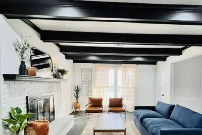 Image de Large Home- Near Mtsu and Wedding Venues