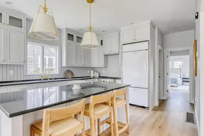 Image de Steps from beach! Recent Remodel!