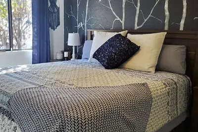 Image de Small Town Foothills Property with Yard