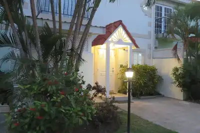 Image de Newly refurbished townhouse. 10 minutes walk to beach