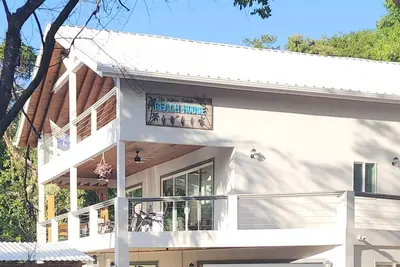 Image de Private pool/hot tub. Seconds to beach, restaurant/bar, coffee shop and town!