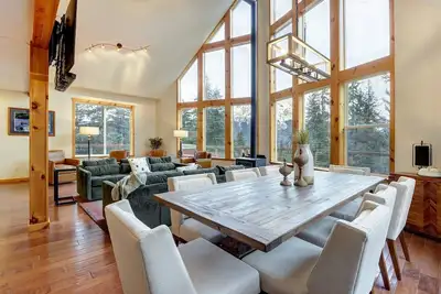 Image de Spacious Modern Mountain Luxury Living with Hot Tub and Garage