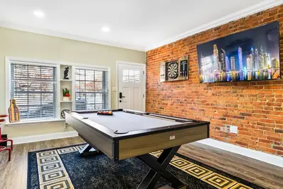 Image de Stylish, Fun and Cozy  | Pool table, Dart board and Parking