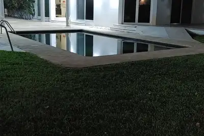 Image de Close to airport, 7 km ~20 mins. Open concept main, modern kitchen, pool palapas