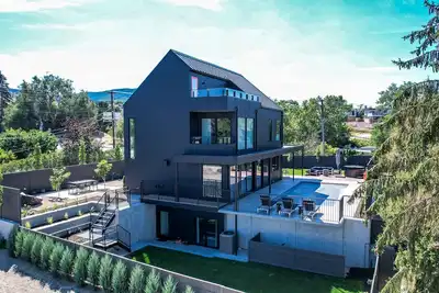 Stunning Modern Farmhouse in Perfect Location  (Business Licence No. 00114661)
