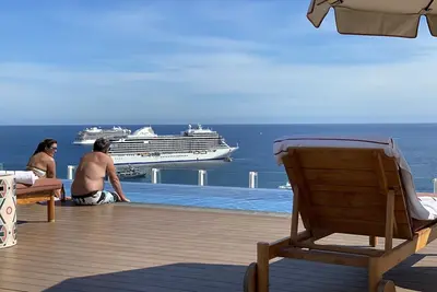 Image de 4 star hotel with condo attached/ocean view with hot tub