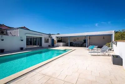 Image de Spacious family home with large outdoor pool area, only 25 min from the beach