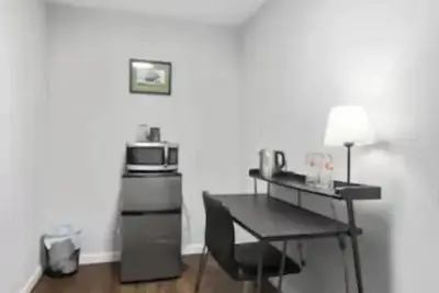 Image de Stylish & Clean Guest Suite in Kenmore!