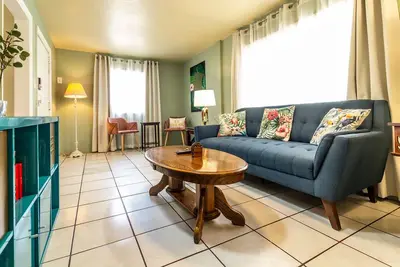 Image de 3 bedroom house w/ parking in a central location!