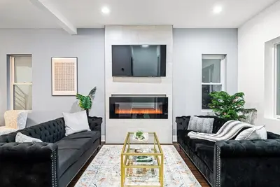 Image de Stunning & Spacious 7bd Home with garage!