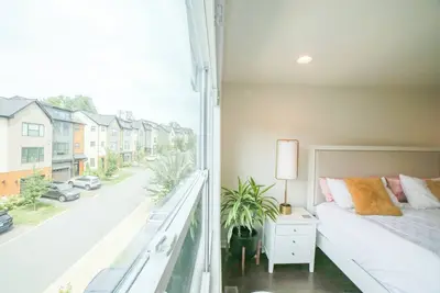 Cool 4-bedroom townhome walkable to restaurants