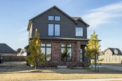 Image de Stylish family-friendly retreat in South Tulsa with pond views and park