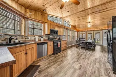 Image de Incredible Rustic Lakeside Cabin in the Woods! Near Lakes, Skiing and Trails!