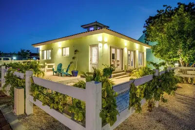 Image de New Pool View Home, BachelorsBeach is a 2 min walk. Kayaks & Bikes 4u-2 play