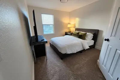 Image de 4 Bed, 2. 5 bath House 9mins from Airport