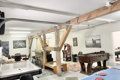 Image de Private Forest Lodge w/Game House, Spa, mins to Dt