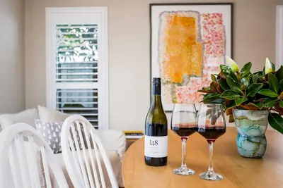 Image de Walk everywhere - beach/cafes. Modern beach house