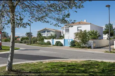 Image de A moins de 100 de la mer, proche La Rochelle : joli T2 avec jardin privatif