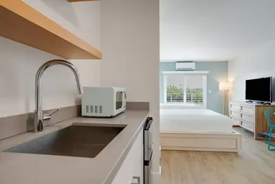 Image de Swim with Dolphins in the Florida Keys! Free Breakfast & Parking, Marina, Pool!