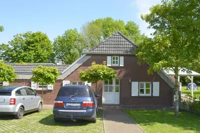 Image de Feel-good oasis right by the sea with a beautiful garden and mature trees