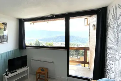 Studio \"jungle\" tout neuf - vue panoramique parking gratuit proche centre ville