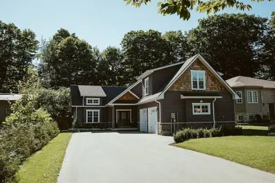 Image de Beach House 5 Star Gem with a Muskoka room and Yoga Studio