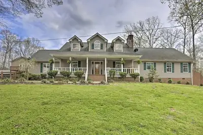 Image de Home - Retreat w/ Pool and Hot Tub on 5 acres! !