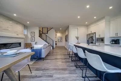 Image de Luxurious Home; 5 Bdrm 3 Living Spaces & Ac