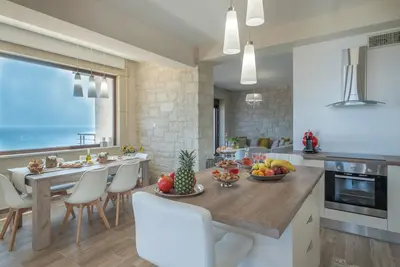 Private luxury 3bdrm Villa - Walk to beach