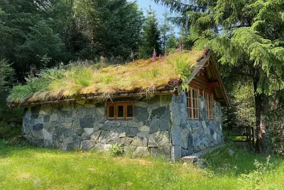 Image de Stone cabin, sleeps 2-4, with traditional grass roof. Self catering.