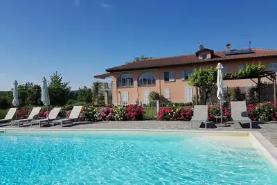 Image de Cascina del Noce - Alba. Spacious apartment with exceptional views and pool
