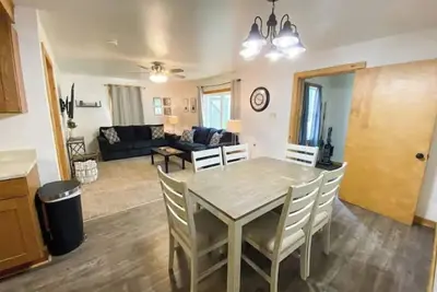 Image de Large/Cozy 4 Br, close to Airport