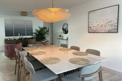 Image de Luxury 5 Bedroom Home, 3 Minute Walk from the Beach
