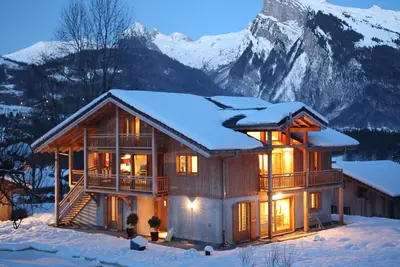 Image de Chalet de luxe dans les Alpes avec jacuzzi, piscine et équipements de bien-être