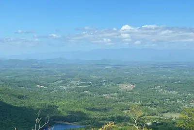 Image de A peaceful tiny cabin with sweeping views of the mountains.