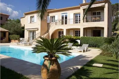 Image de Appartement Esterel- Piscine, plage sable fin/village 400 m, clim, parking privé,