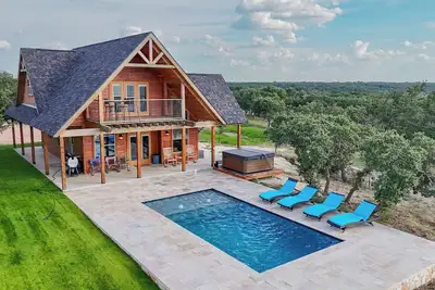 Image de Vista Cottage & Pool on Exquisite Hill Country Ranch Giraffes, rhino & Zebras
