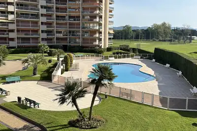 Image de Grand studio très calme 38 m2 terrasse 18 m2 vue piscine/ jardin