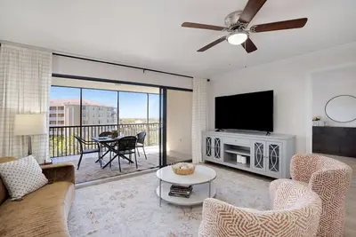 Image de 3 Bedroom Penthouse with Stunning Sunset Views of Blackburn Bay!