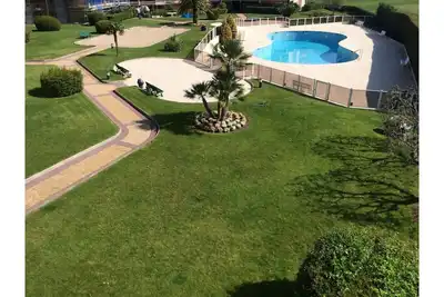 Image de Grand studio très calme 38 m2 terrasse 18 m2 vue piscine/ jardin