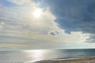 Image de Charming coastal home walking to the beach!