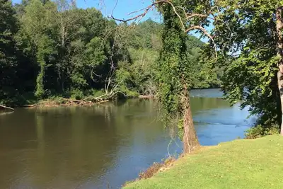 Image de Spacious home on the river. Minutes away from many adventures