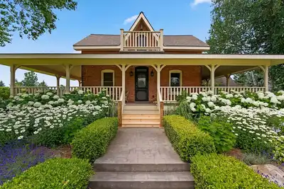 Charming, private 1 Br - just mins to Collingwood!